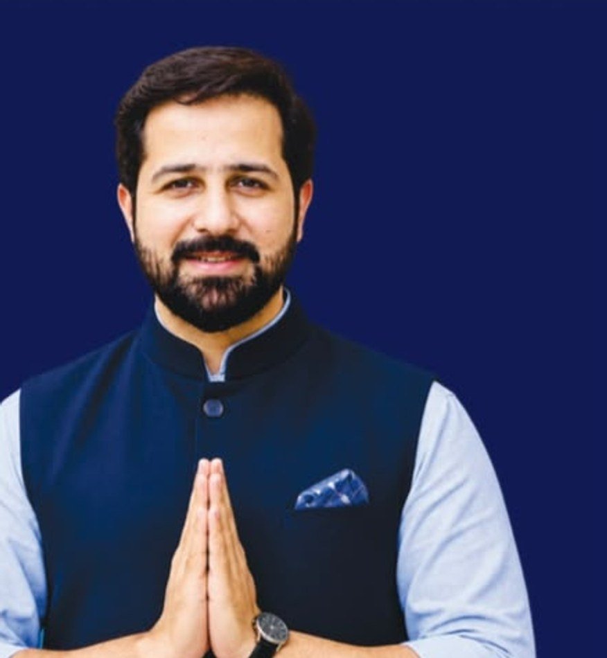 ਹਾਰਦਿਕ ਨੈਨ ਗੁਲਾੜੀ ਹੱਥ ਜੋੜ ਕੇ ਨਮਸਕਾਰ ਕਰਦੇ ਹੋਏ